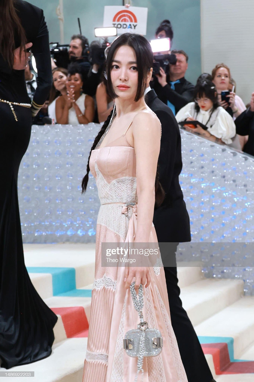 Song Hye Kyo đẹp như nàng thơ, gây chú ý tại Met Gala 2023 - 4 Song Hye Kyo đẹp như nàng thơ, gây chú ý tại Met Gala 2023 - 4