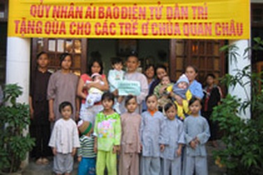 Trao quà cho sư Minh Tịnh và 18 trẻ mồ côi