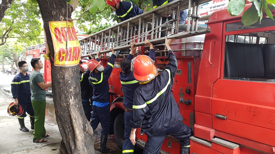 Ngôi nhà 2 tầng bốc cháy, 1 chiến sĩ bị thương khi dập lửa - 2 Ngôi nhà 2 tầng bốc cháy, 1 chiến sĩ bị thương khi dập lửa - 2