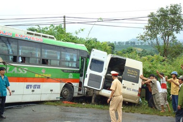 Tai nạn kinh hoàng làm 3 người chết, 18 người bị thương