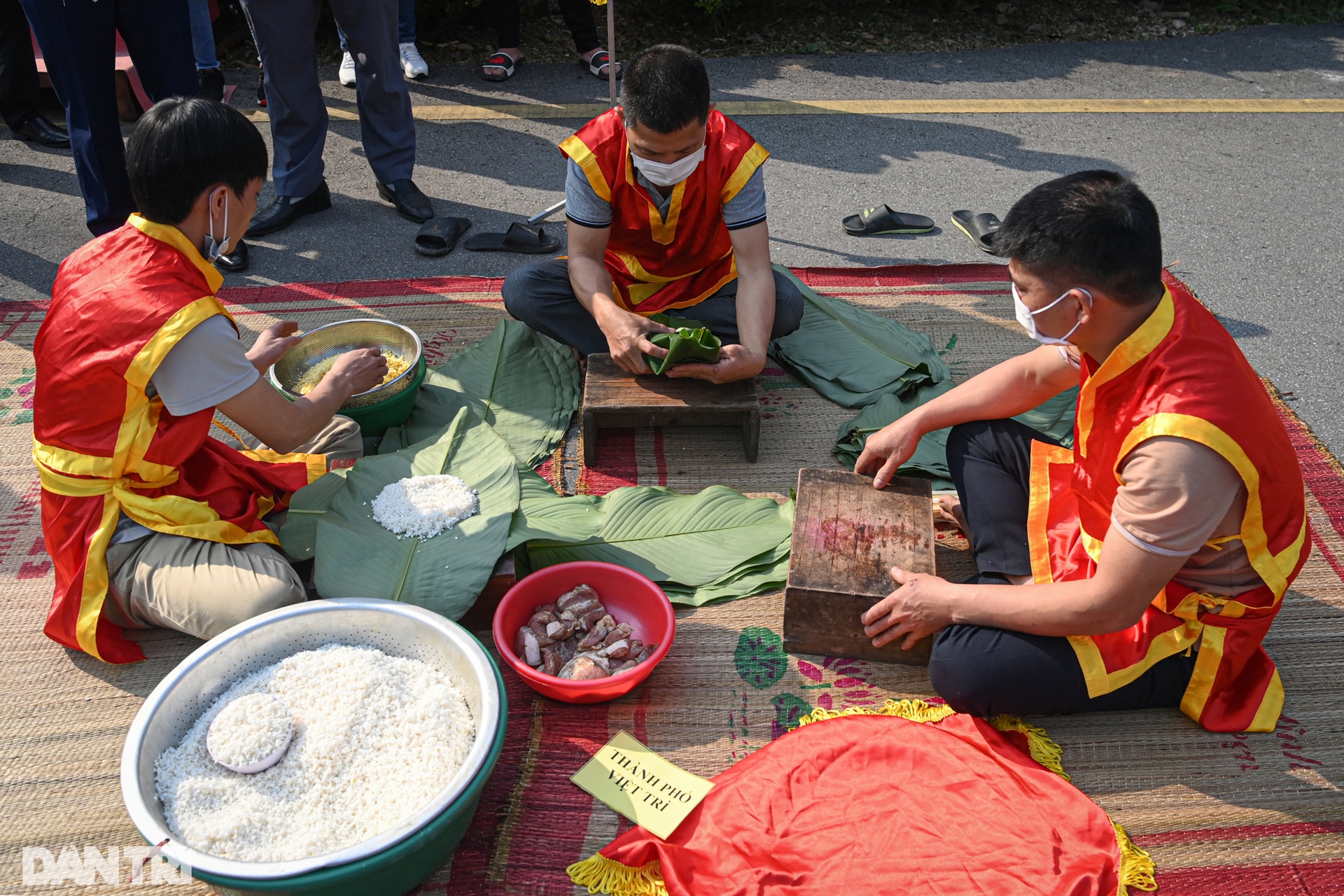 Nghệ nhân Phú Thọ tranh tài làm bánh chưng, bánh giầy dâng lên vua Hùng - 1 Nghệ nhân Phú Thọ tranh tài làm bánh chưng, bánh giầy dâng lên vua Hùng - 1
