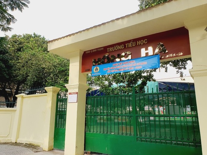 Ngày 28/9, Phòng GD&ĐT quận Bình Thạnh, TP. Hồ Chí Minh phát đi thông báo yêu cầu Ban đại diện Cha mẹ học sinh lớp 1/2 Trường Tiểu học Hồng Hà (quận Bình Thạnh, TPHCM) trả lại hơn 247,5 triệu đồng đã chi sai.
