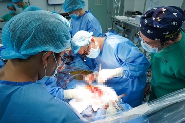 Trái tim đập lại giữa ca ghép "chưa được chuẩn bị" tại bệnh viện ở TPHCM
