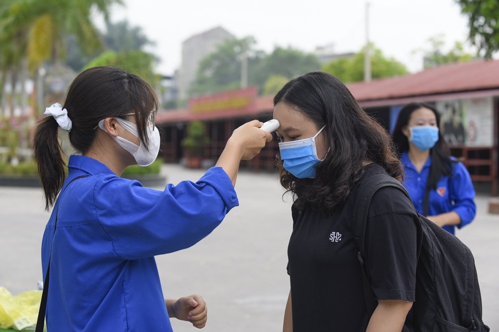 Hàng trăm thí sinh vắng, 3 trường hợp bị đình chỉ trong ngày đầu thi vào 10 - 2