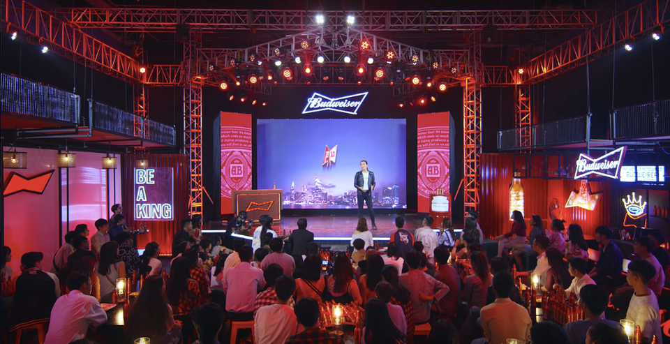 Budweiser cùng BB Trần tung show hài độc thoại, khuấy động không khí mùa Tết - 1 Budweiser cùng BB Trần tung show hài độc thoại, khuấy động không khí mùa Tết - 1