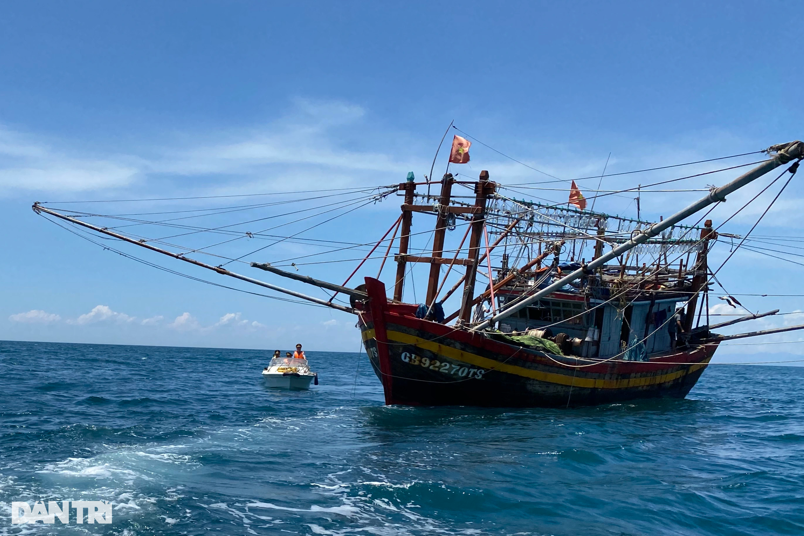 Vụ 2 tàu cá Quảng Bình chìm trên biển: Tìm thấy thi thể 1 ngư dân - 1