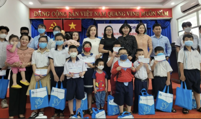 Chương trình “Vòng tay yêu thương - Mẹ đỡ đầu” trao 23 sổ tiết kiệm cho 23 trẻ em mồ côi tại TP.HCM.