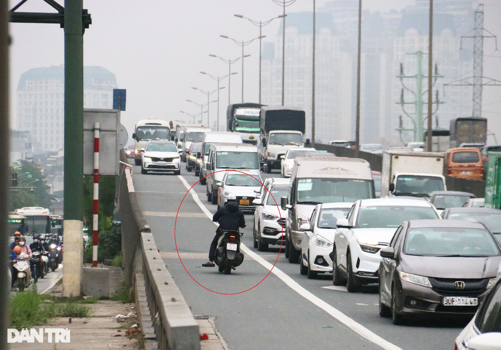 Kinh hãi cảnh loạt xe máy bất chấp chạy ngược chiều trên đường Vành đai 3 - 4 Kinh hãi cảnh loạt xe máy bất chấp chạy ngược chiều trên đường Vành đai 3 - 4