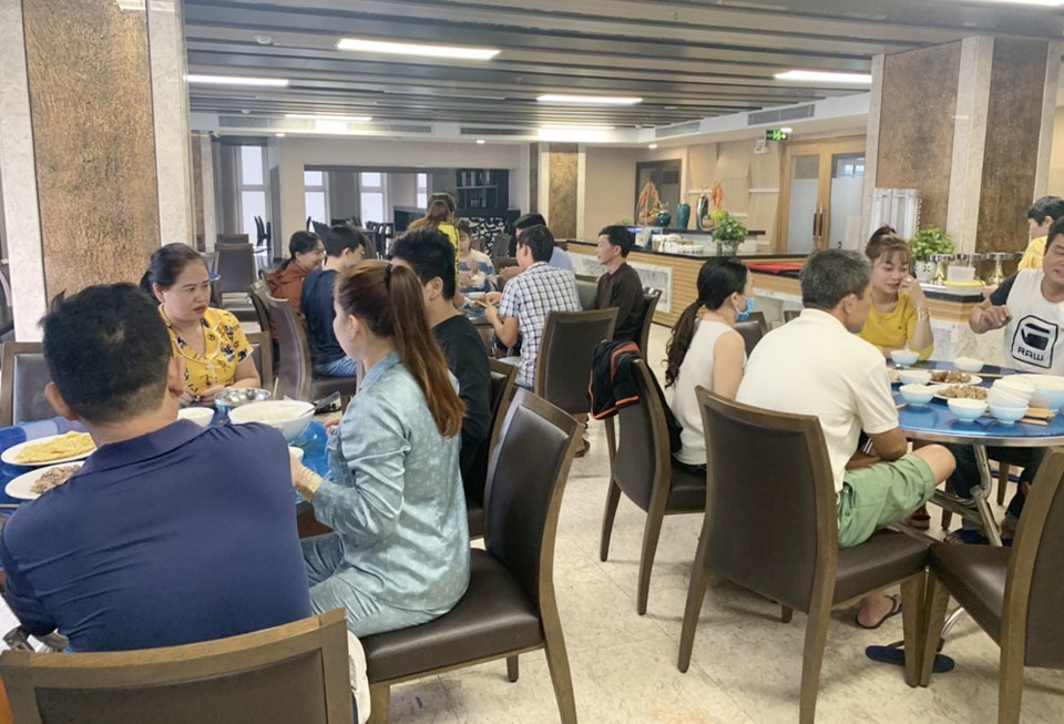 Người Đà Nẵng tất bật đón tiếp, nấu cơm cho hàng trăm bà con trú bão - 4 Người Đà Nẵng tất bật đón tiếp, nấu cơm cho hàng trăm bà con trú bão - 4