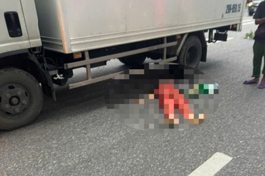 Hà Nội: Xe máy chở 2 va chạm với ô tô tải, một phụ nữ tử vong