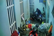 Camera an ninh ghi hình ảnh nhóm nam nữ táo tợn cắt khóa tiệm vàng, trộm mô tô BMW