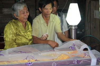 Sạt lở bờ ao, trẻ đang câu cá bị chết đuối