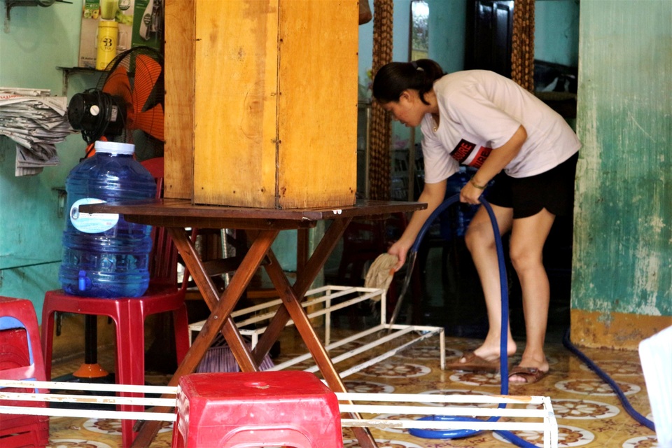 Người Hội An tất tả dọn dẹp sau trận lụt lớn - 8 Người Hội An tất tả dọn dẹp sau trận lụt lớn - 8