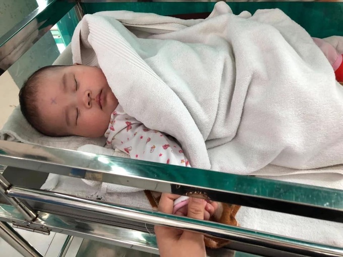 Vĩnh Phúc: Người dân phát hiện bé gái bị bỏ rơi ngay tại khoa sơ sinh vào ngày 8/3 - Ảnh 1. Vĩnh Phúc: Người dân phát hiện bé gái bị bỏ rơi ngay tại khoa sơ sinh vào ngày 8/3 - Ảnh 1.