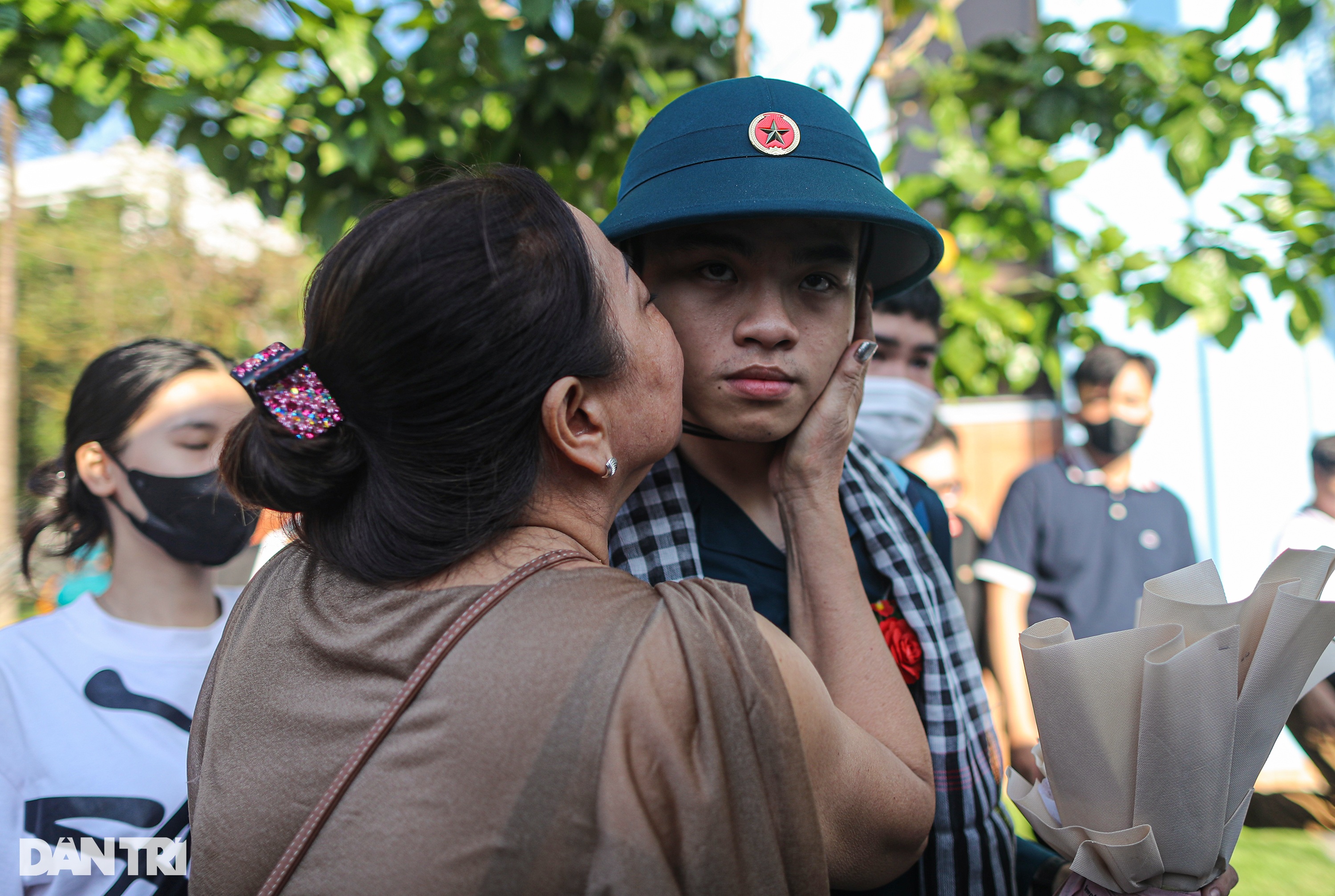 Những cái ôm, nụ hôn tạm biệt thanh niên ở TPHCM lên đường nhập ngũ - 11
