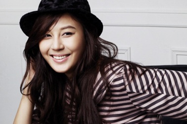 Kim Ha Neul “khoe” chân dài