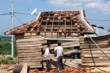 Lốc xoáy thổi tốc mái nhà dân