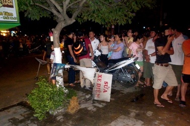 Nghi can tạt xăng thiêu sống cô gái trước phòng trà đầu thú  