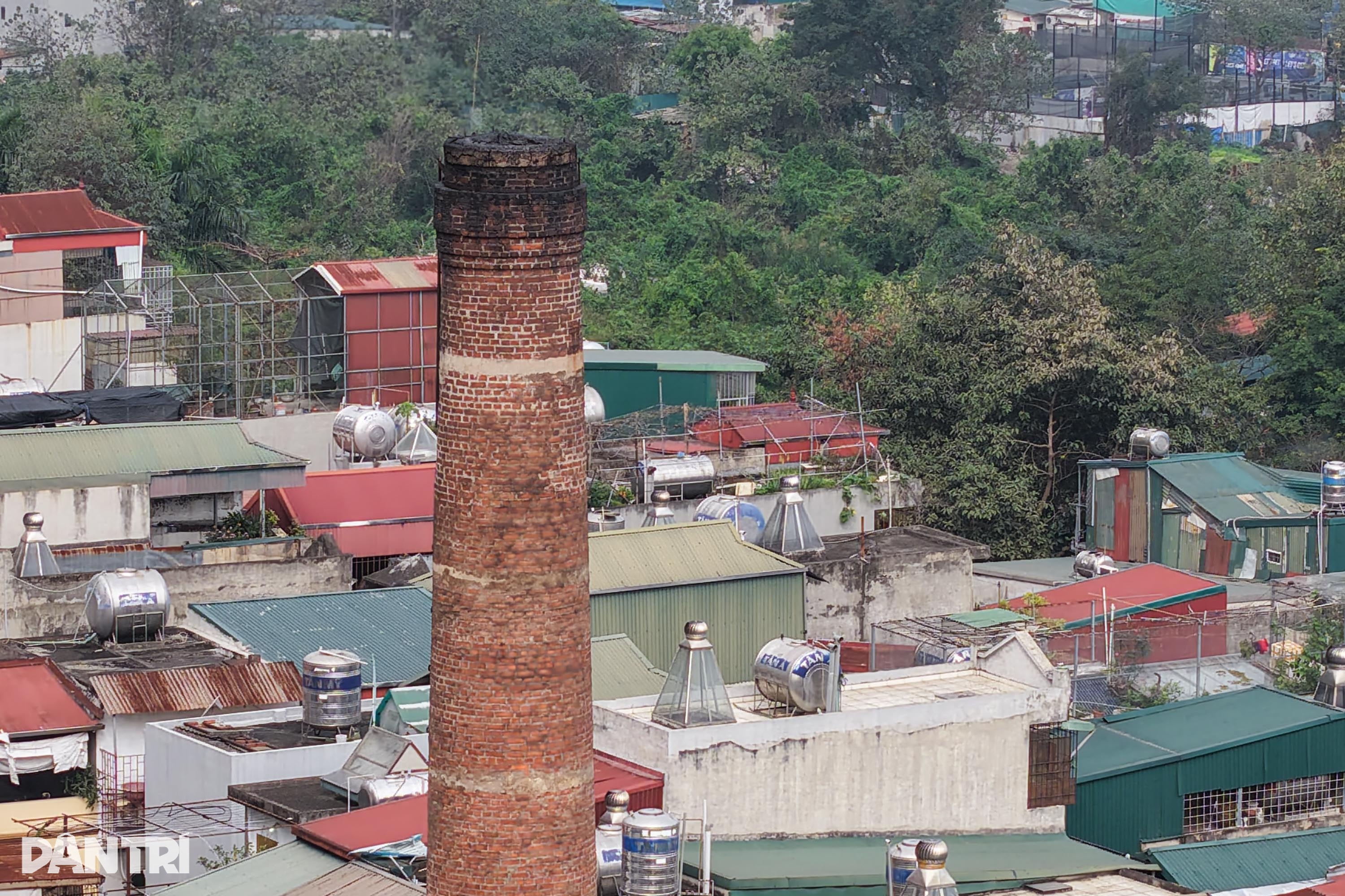 View - Cột khói khổng lồ ở Hà Nội nằm giữa khu chung cư cao tầng, cách nhà dân 15m | Báo Dân trí