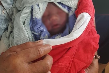 Bé trai sơ sinh còn nguyên dây rốn bị bỏ bên vệ đường