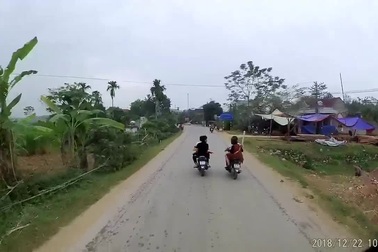 Nhóm thanh niên đầu trần đi xe máy, dàn hàng lạng lách trước mũi xe tải cực nguy hiểm