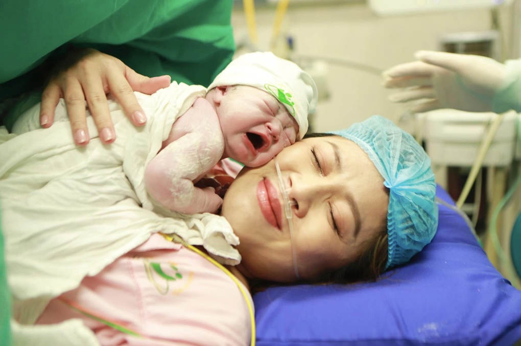 MC Hoàng Linh VTV hạ sinh con gái ở tuổi U40 - 1