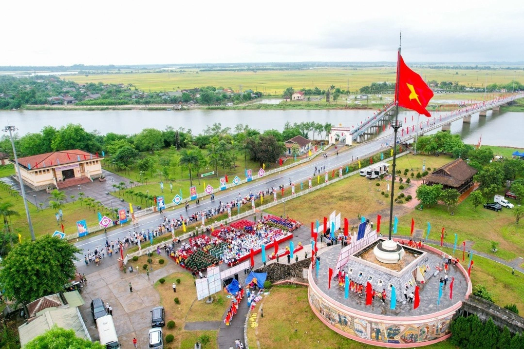 Thiêng liêng Lễ thượng cờ Thống nhất non sông bên dòng Bến Hải - 1 Thiêng liêng Lễ thượng cờ Thống nhất non sông bên dòng Bến Hải - 1