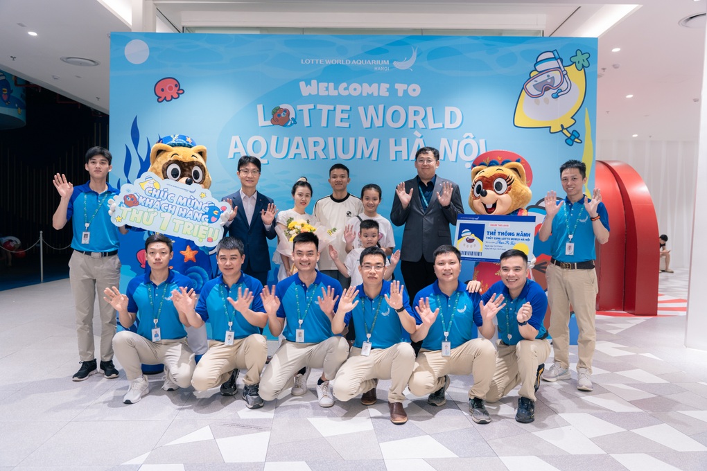 Lotte World Aquarium ហាណូយ ស្វាគមន៍ភ្ញៀវទេសចរណ៍ទី ១ លាននាក់ - ៦ Thủy cung Lotte World Hà Nội đón vị khách thứ 1 triệu - 6