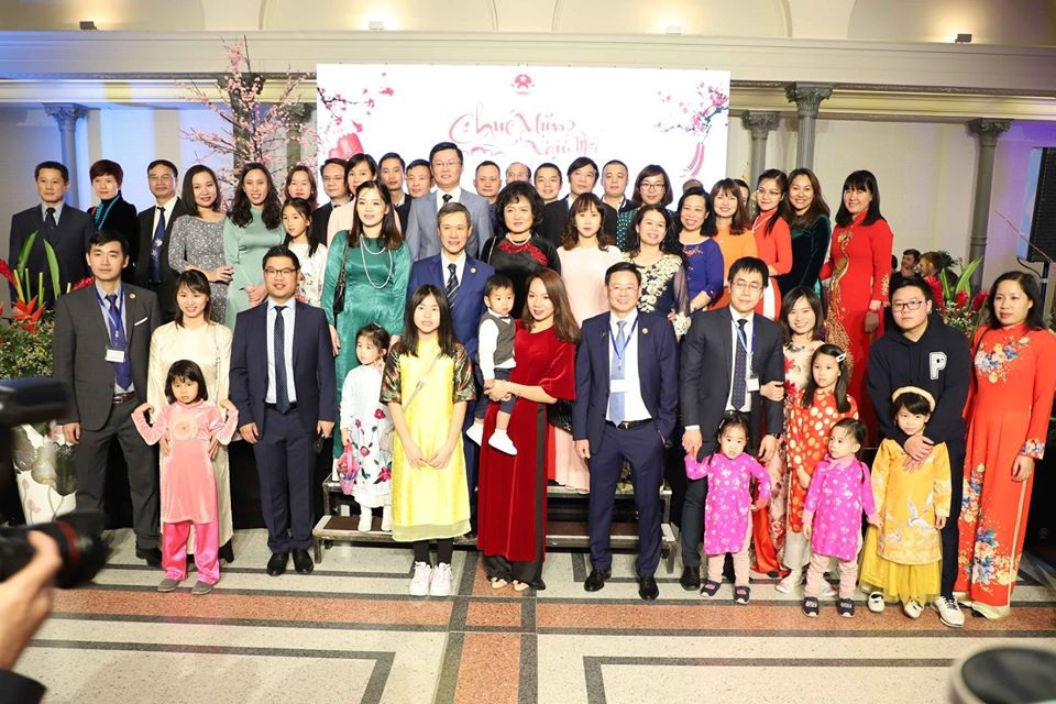 Phó Chủ tịch Quốc hội Đức vui mừng dự Tết cổ truyền của người Việt - 4 Phó Chủ tịch Quốc hội Đức vui mừng dự Tết cổ truyền của người Việt - 4
