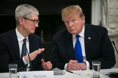 Ông Trump nói gì với Tim Cook khi đạt được thỏa thuận thuế với Trung Quốc?