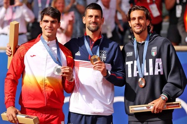 Báo giới quốc tế ca ngợi kỷ lục của Djokovic, Alcaraz khâm phục đàn anh
