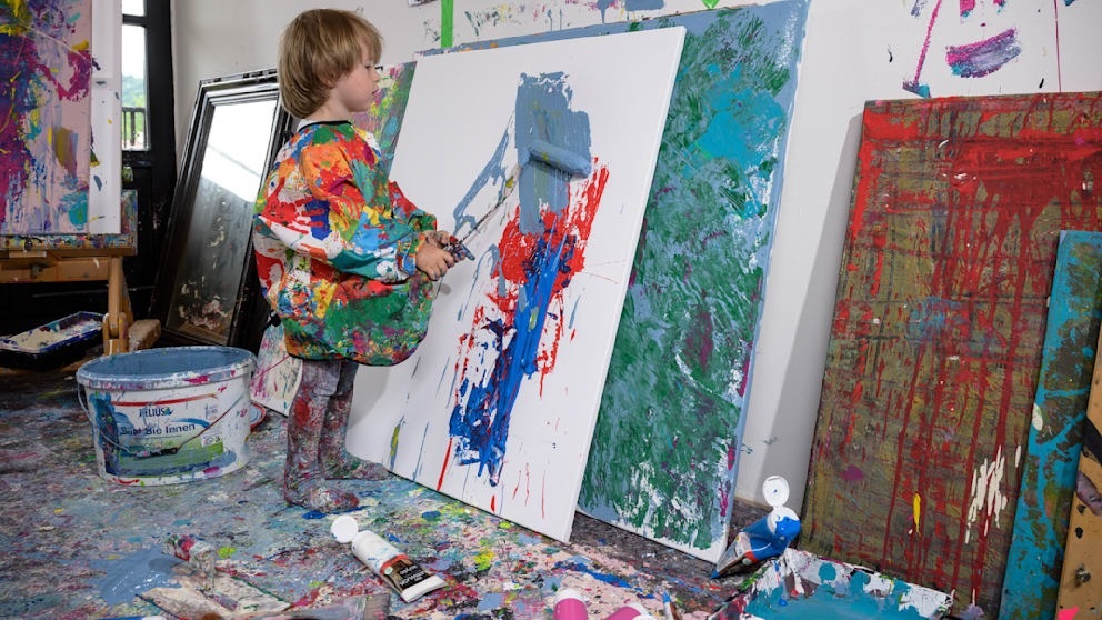 Cậu bé tiểu Picasso mới 2 tuổi đã bán tranh giá 7.000 USD mỗi bức - 2
