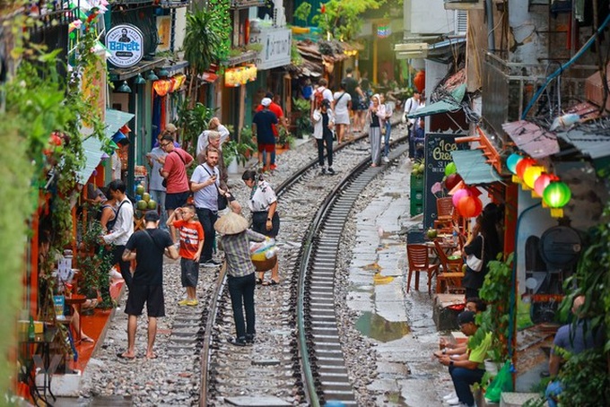 Khách du lịch trong và ngoài nước tới phố cà phê đường tàu. Ảnh: Minh Sơn.