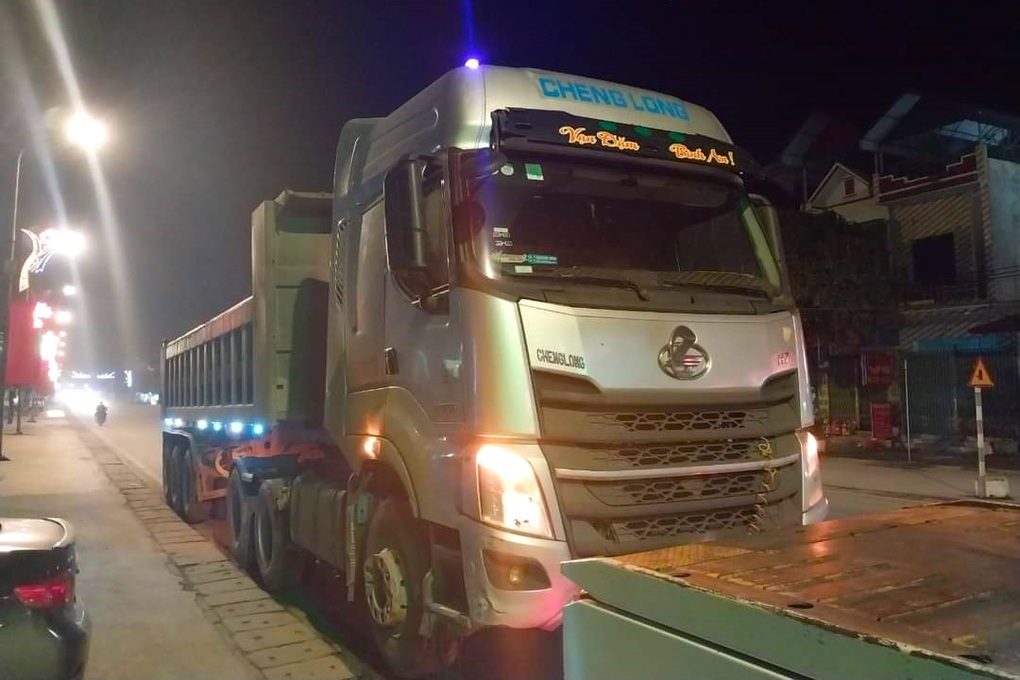 Hai đối tượng trộm cả ô tô đầu kéo đem đi bán - 1 Hai đối tượng trộm cả ô tô đầu kéo đem đi bán - 1