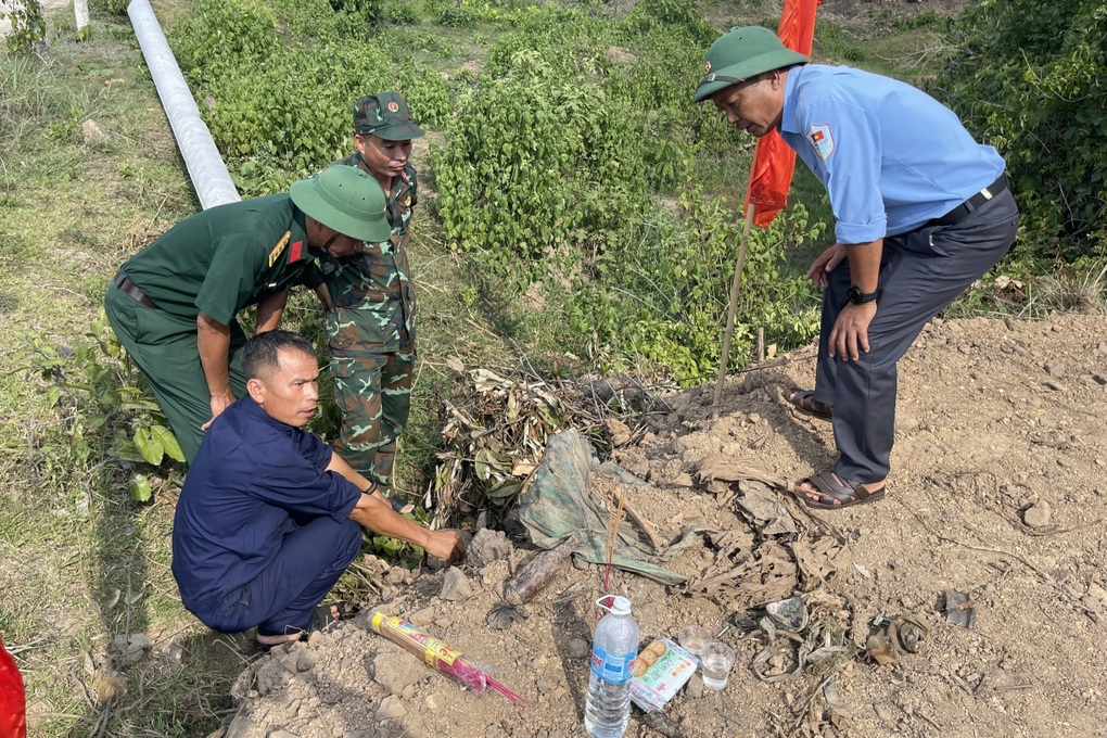 Phát hiện hài cốt liệt sĩ cùng di vật bát ăn B52 khi đào móng dựng cột điện - 1