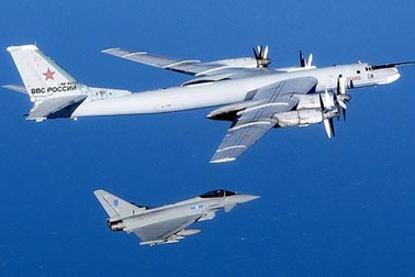 Chiến đấu cơ Anh áp sát máy bay ném bom Nga