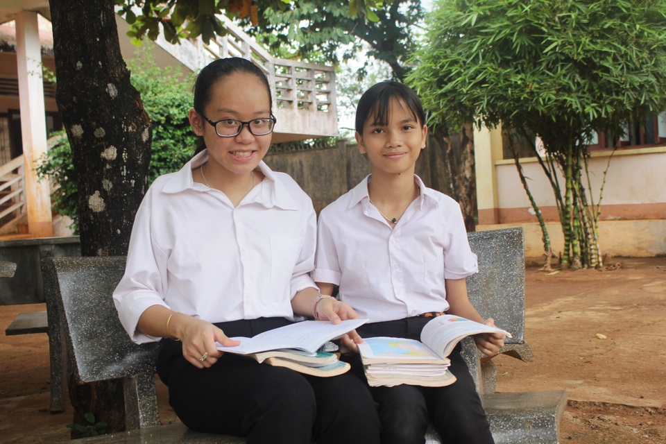 Những học sinh vùng khó nỗ lực học tập để nuôi ước mơ - 4 Những học sinh vùng khó nỗ lực học tập để nuôi ước mơ - 4