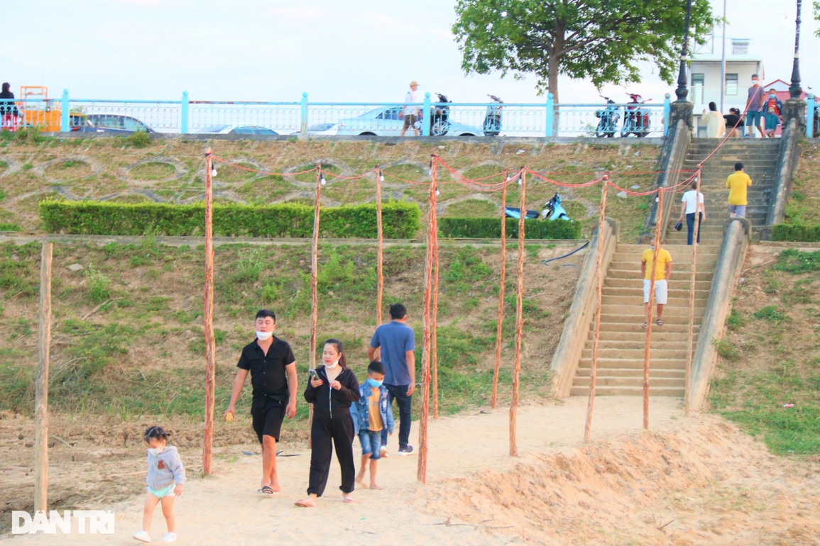 Bãi biển bên dòng sông chảy ngược, hút khách nườm nượp tới vui chơi - 5 Bãi biển bên dòng sông chảy ngược, hút khách nườm nượp tới vui chơi - 5