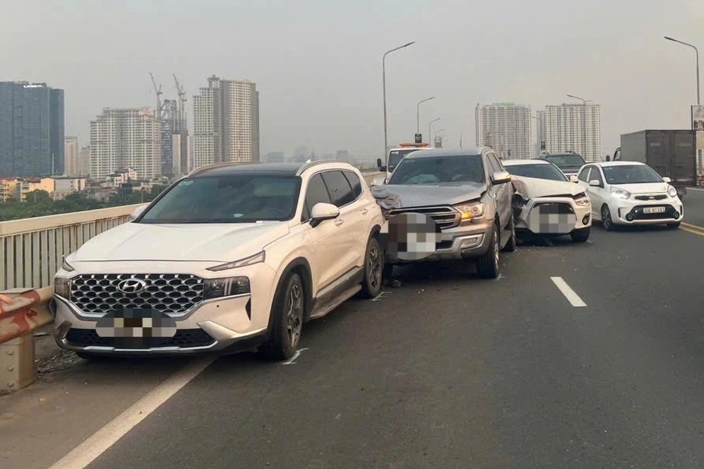 Xảy ra 3 vụ tai nạn liên hoàn trên cầu Thăng Long, gây ùn tắc hơn 10km - 1 Xảy ra 3 vụ tai nạn liên hoàn trên cầu Thăng Long, gây ùn tắc hơn 10km - 1