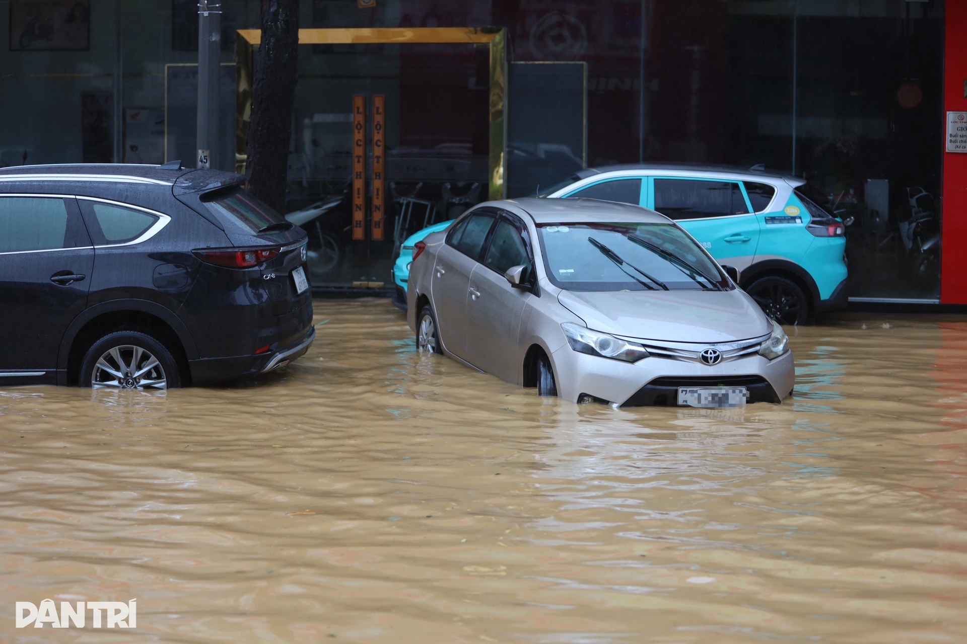 Hàng loạt ô tô xe máy ngập trong biển nước ở Huế, Đà Nẵng - 2