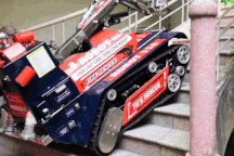 Mãn nhãn robot cứu hỏa Việt Nam trình diễn phun vòi rồng, vượt chướng ngại