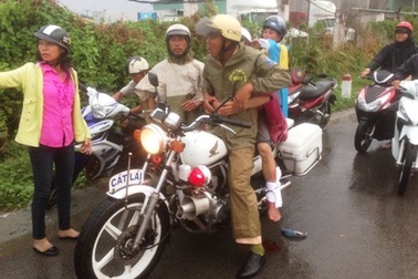 CSGT đưa cô gái trẻ gặp nạn trên đường đi cấp cứu