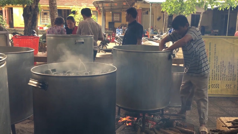 Những đôi tay lóng ngóng gói bánh tặng đồng bào vùng lũ - 4 Những đôi tay lóng ngóng gói bánh tặng đồng bào vùng lũ - 4