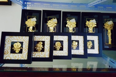 Quà tặng 8/3: Đại gia Hà Thành chi hàng trăm triệu mua tranh mạ vàng tặng chị em