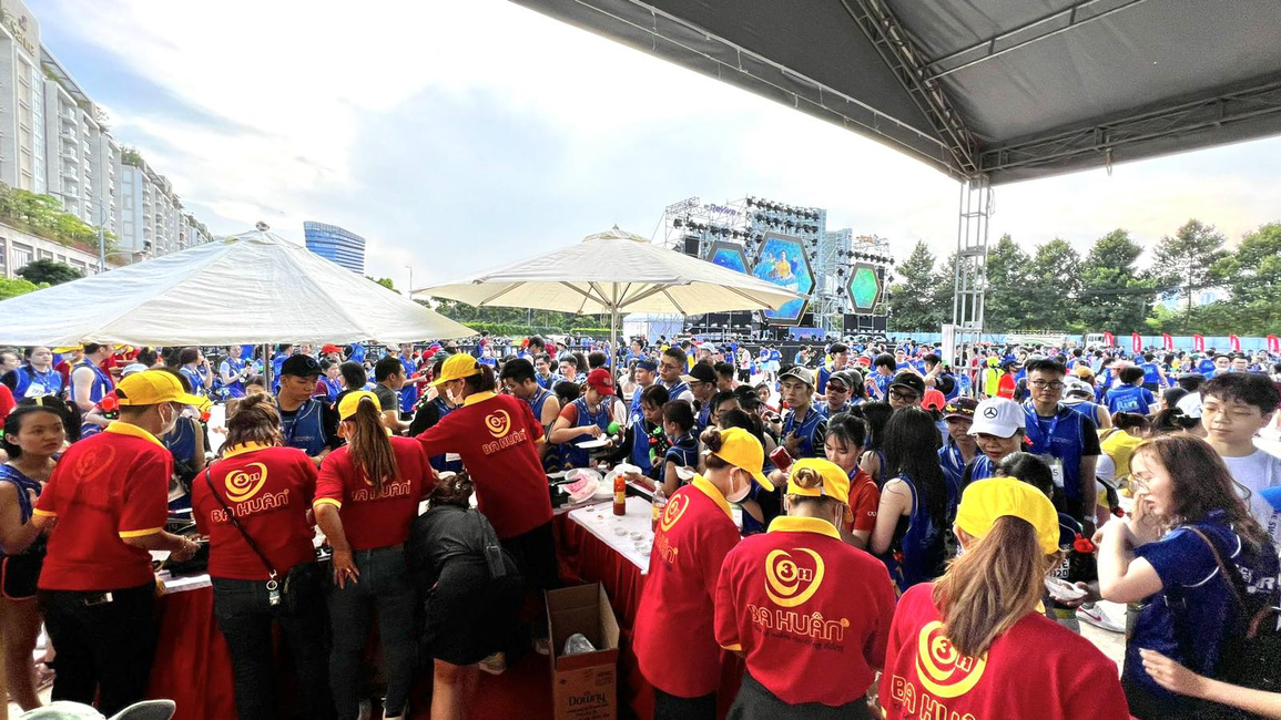 Trứng gà Ba Huân hào hứng mang đến hàng loạt thú vị cho các vận động viên tại đường chạy nước Revive Water Run 2022 - 2 Trứng gà Ba Huân hào hứng mang đến hàng loạt thú vị cho các vận động viên tại đường chạy nước Revive Water Run 2022 - 2