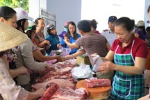 Dân nườm nượp đi mua thịt heo sạch “giải cứu” người chăn nuôi