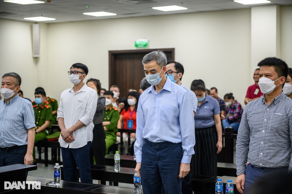 Cựu Giám đốc bệnh viện Tim Hà Nội Nguyễn Quang Tuấn bị phạt 3 năm tù - 1 Cựu Giám đốc bệnh viện Tim Hà Nội Nguyễn Quang Tuấn bị phạt 3 năm tù - 1