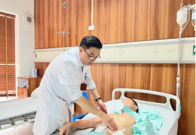 Bác sĩ thăm khám cho bệnh nhân. Ảnh: BVCC