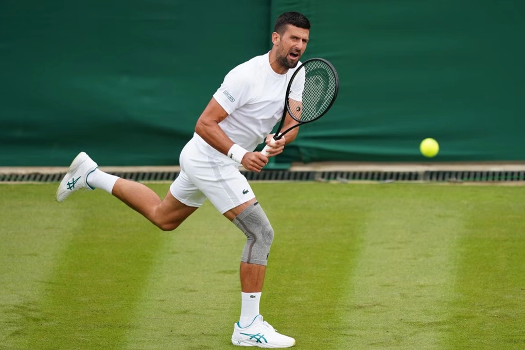 Djokovic thắng Medvedev trong trận đấu tập trước thềm Wimbledon - 1