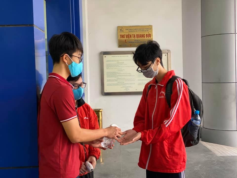 Những sinh viên đầu tiên trở lại trường sau kỳ nghỉ vì covid-19 - 3